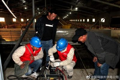 宣傳安全用電知識(shí)，現(xiàn)場(chǎng)講解漏電保護(hù)器、插座等常識(shí)