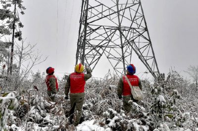 雪天巡視35千伏官瓦竹線鐵塔