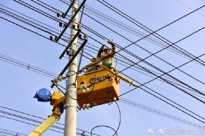 在開發(fā)區(qū)瓦浦河路10千伏蓬鎮(zhèn)線9號(hào)桿開展帶電接引線工作