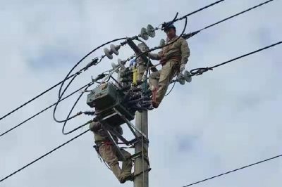 對前鋒鎮(zhèn)10千伏淮勝線2臺高壓開關(guān)進(jìn)行更換