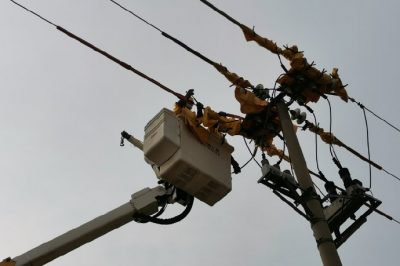 10千伏吳莊一線70號(hào)桿進(jìn)行帶電加裝絕緣護(hù)套及消缺工作