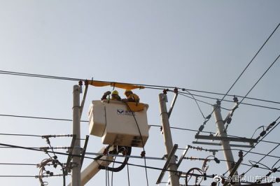 在10千伏史張線45號(hào)至46號(hào)桿之間開展新立桿作業(yè)
