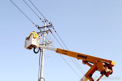 在10千伏安屯線19號(hào)桿處開展帶電作業(yè)