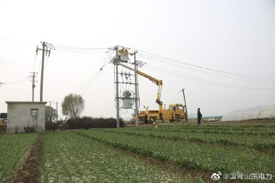 在10千伏岳劉莊線中劉莊臺(tái)區(qū)對(duì)該臺(tái)區(qū)分支線路進(jìn)行帶電接火作業(yè)