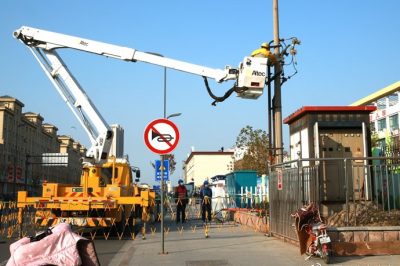 對(duì)10千伏市府線40號(hào)桿進(jìn)行帶電接火作業(yè)