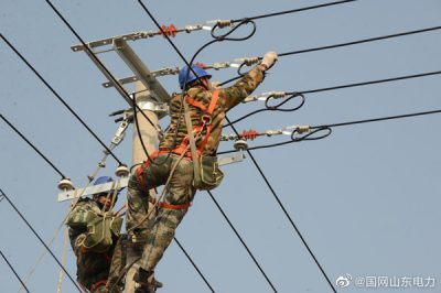 施工人員為閻莊鎮(zhèn)肖家河村新架設(shè)10千伏線路