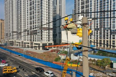 采用帶電作業(yè)法更換10千伏杜樓線10號桿令克