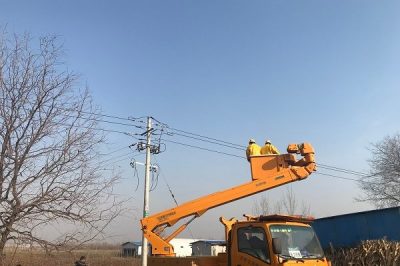 到青城鎮(zhèn)進行絕緣帶電消缺作業(yè)