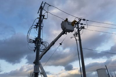 帶電斷接引流線 推進政府工程建設(shè)