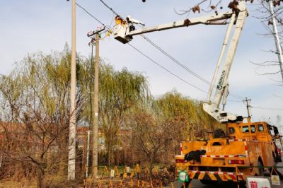 對10千伏魏東一線廚房設備加工廠新上200千伏安變壓器實施帶電接火