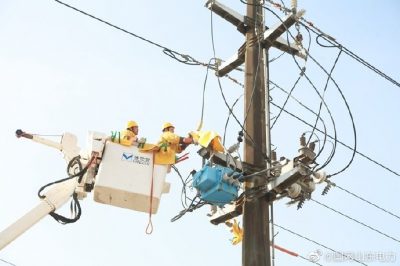 在10千伏東環(huán)2號線東關(guān)分支線1號桿開展帶電切改負(fù)荷工作