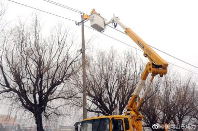在10千伏工業(yè)線7號(hào)桿處實(shí)施帶電作業(yè)修復(fù)破損導(dǎo)線