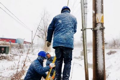 對莒縣宋家橋線線路進行冒雪搶修