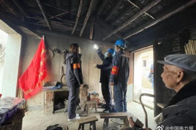 為五保戶送去御寒日用品，并對室內(nèi)的線路進(jìn)行安全檢查