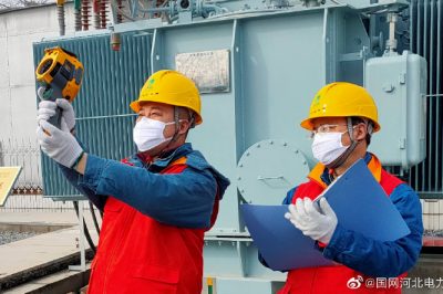 運(yùn)維人員對(duì)轄區(qū)變電站進(jìn)行測(cè)溫巡視