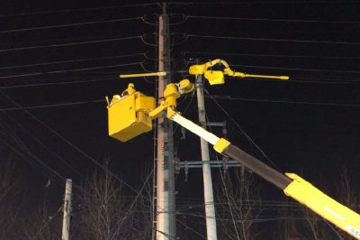 施展絕技帶電斷、接引流線恢復(fù)10千伏線路供電