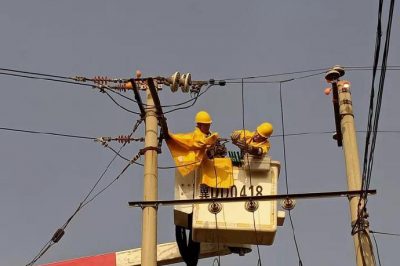 在10千伏友誼031線路紀(jì)莊支線21號(hào)桿進(jìn)行帶電接引流線作業(yè)