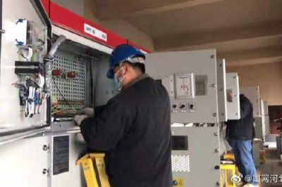 對(duì)35千伏礦區(qū)站10千伏開(kāi)關(guān)柜實(shí)施大修技改作業(yè)