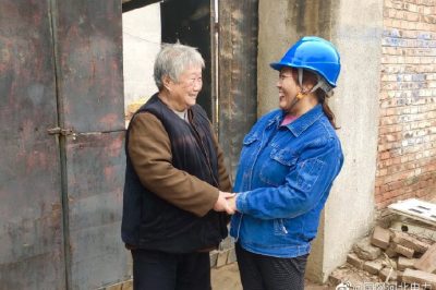 一邊幫助檢查室內(nèi)用電線路，消除用電隱患