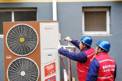 為村民檢查供暖設(shè)備，確保設(shè)備運行正常