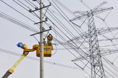 10千伏蓬鎮(zhèn)線9號(hào)桿開展帶電接引線工作