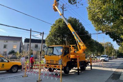 到海虞鎮(zhèn)周行10千伏戴壩線75號(hào)桿進(jìn)行帶電作業(yè)