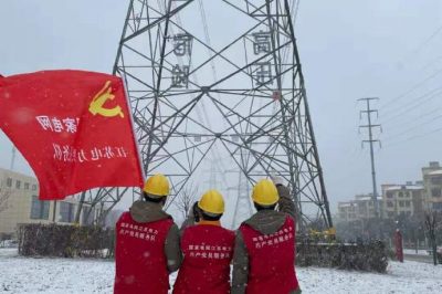 冒著大雪重點對110-500千伏線路巡視