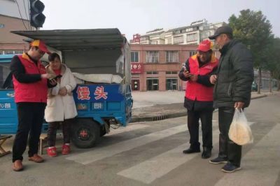 深入到街道各攤點、超市等處指導客戶登錄“網上國網”交納電費