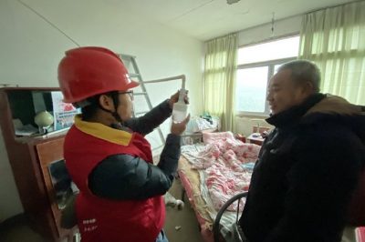為山區(qū)孤寡老人、低保戶檢查家中用電線路，并現(xiàn)場講解安全用電知識