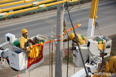 開展首次10千伏帶負(fù)荷直線電桿改耐張桿并加裝柱上開關(guān)作業(yè)