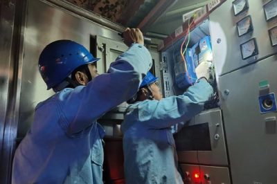 對(duì)星河?xùn)|四路公用箱變等電量損耗較高的臺(tái)區(qū)進(jìn)行隱患整治排查