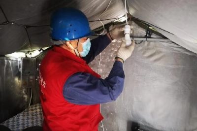 共產(chǎn)黨員服務(wù)隊(duì)為縣城小區(qū)疫情值班點(diǎn)接上臨時(shí)電源