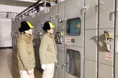 聯(lián)合運(yùn)維、檢修、配網(wǎng)等工作人員對(duì)東關(guān)變10kV東明線進(jìn)行更換CT工作