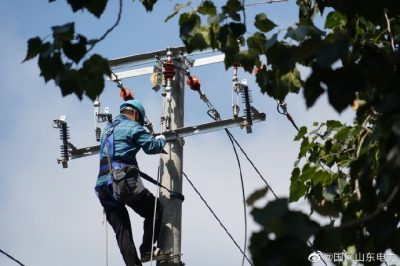 門(mén)農(nóng)線化工支線11號(hào)桿進(jìn)行線路遷改工作